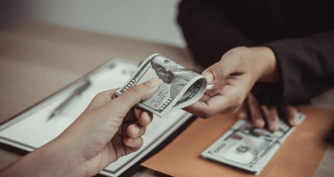 What is the minimum salary for the Dubai Golden Visa? 1 The Minimum Salary for Dubai Golden Visa in 2026